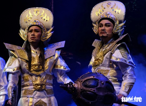 Hoài Linh làm kép võ trong Thập tứ nữ anh hào - Ảnh 1. Hoài Linh làm kép võ trong Thập tứ nữ anh hào của Đoàn tuồng cổ Huỳnh Long - Ảnh 1.