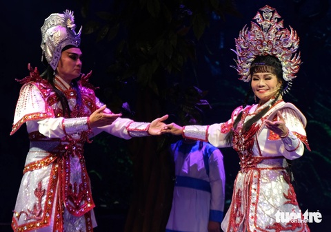 Kim Tử Long, Ngọc Huyền, Thoại Mỹ… về nhà Huỳnh Long diễn giỗ tổ - Ảnh 3. Kim Tử Long, Ngọc Huyền, Thoại Mỹ… về nhà Huỳnh Long diễn giỗ tổ - Ảnh 2.