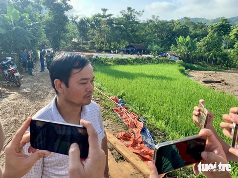 Phát hiện thêm 8 người thoát nạn trong vụ sạt lở Làng Nủ - Ảnh 2. Người thoát nạn trong vụ sạt lở Làng Nủ: Mọi thứ quá nhanh, chỉ trong vài phút, cả làng bị sập hết - Ảnh 7.