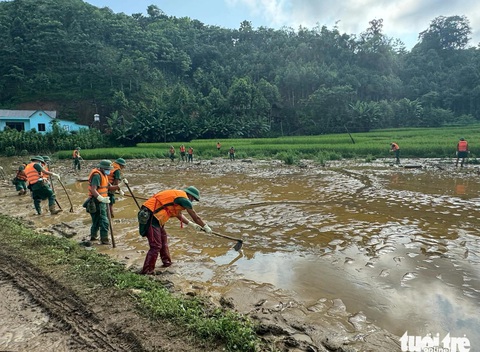 Người thoát nạn trong vụ sạt lở Làng Nủ: Mọi thứ quá nhanh, chỉ trong vài phút, cả làng bị sập hết - Ảnh 9. Người thoát nạn trong vụ sạt lở Làng Nủ: Mọi thứ quá nhanh, chỉ trong vài phút, cả làng bị sập hết - Ảnh 10.