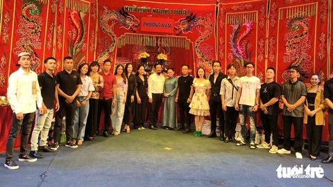 Trao tiền phụng cúng giỗ tổ hỗ trợ đồng bào vùng bão lũ - Ảnh 4. Trao tiền phụng cúng giỗ tổ hỗ trợ đồng bào vùng bão lũ - Ảnh 3.