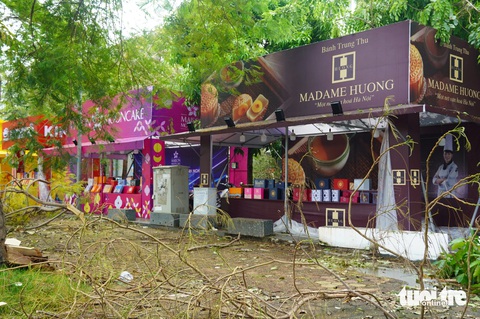 Quầy bánh trung thu Hà Nội sốt ruột... ngóng khách mua - Ảnh 2.