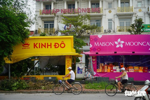 Quầy bánh trung thu Hà Nội sốt ruột... ngóng khách mua - Ảnh 3.