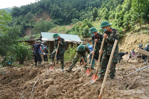 Tay không bới bùn tìm đồng bào bị vùi lấp ở Nậm Lúc, Lào Cai - Ảnh 2. Tay không bới bùn tìm đồng bào bị vùi lấp ở Nậm Lúc, Lào Cai - Ảnh 2.