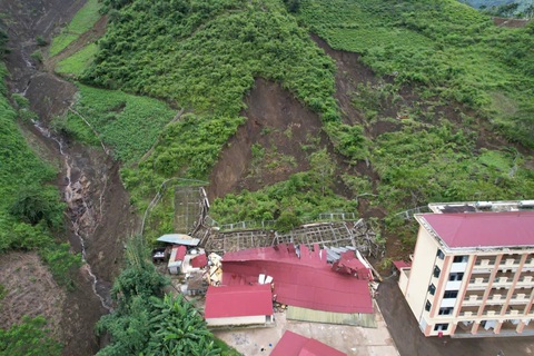 Những hình ảnh đầu tiên về 142 giáo viên, học sinh thoát nạn vụ sập nhà bán trú ở Bát Xát - Ảnh 1. 142 giáo viên, học sinh thoát nạn trước khi quả đồi đổ xuống nhà bán trú - Ảnh 1.