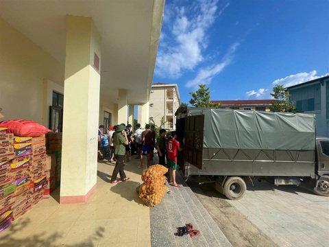 Những hình ảnh đầu tiên về 142 giáo viên, học sinh thoát nạn vụ sập nhà bán trú ở Bát Xát - Ảnh 3. 142 giáo viên, học sinh ở Bát Xát, Lào Cai thoát nạn trước khi quả đồi đổ ụp xuống nhà bán trú - Ảnh 3.