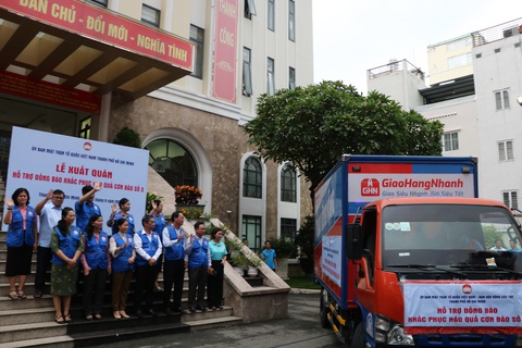 30 tấn hàng hóa “nghĩa tình” TP.HCM mang đến đồng bào bị thiệt hại do bão - Ảnh 5.
