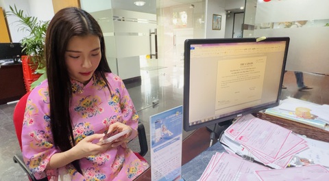 Thúy Diễm: Đóng góp chút theo sức mình, mong bà con ổn định cuộc sống - Ảnh 2. Thúy Diễm đến báo Tuổi Trẻ để 'góp theo sức mình, mong bà con sau bão số 3 ổn định cuộc sống' - Ảnh 2.