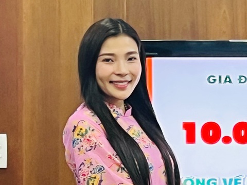 Thúy Diễm: Đóng góp chút theo sức mình, mong bà con ổn định cuộc sống - Ảnh 1. Thúy Diễm đến báo Tuổi Trẻ để 'góp theo sức mình, mong bà con sau bão số 3 ổn định cuộc sống' - Ảnh 1.