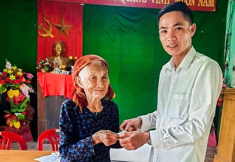 Cụ bà 102 tuổi mang 100.000 đồng đến ủng hộ đồng bào vùng bão lũ miền Bắc - Ảnh 1. Cụ bà 102 tuổi mang 100.000 đồng đến ủng hộ đồng bào vùng bão lũ miền Bắc - Ảnh 2.