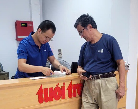 Thầy giáo đem 1 tháng lương hưu ủng hộ đồng bào bão lũ: ‘Tôi tin Tuổi Trẻ sẽ phụng sự đồng bào’ - Ảnh 1. Vị phó giáo sư đem 1 tháng lương hưu ủng hộ vùng bão lũ: ‘Tôi tin Tuổi Trẻ sẽ phụng sự đồng bào’ - Ảnh 1.