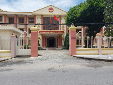 Cựu chánh tòa hành chính Kiên Giang bị bắt do nhận hối lộ - Ảnh 1. Cựu chánh tòa hành chính Kiên Giang bị bắt do nhận hối lộ - Ảnh 2.