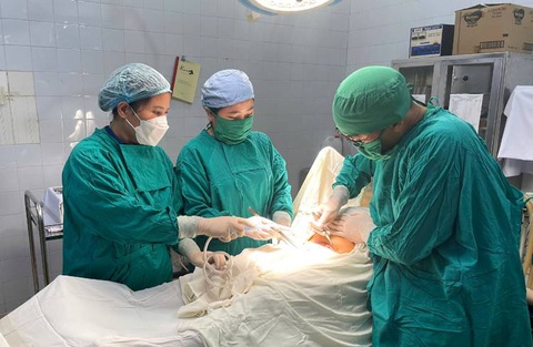 Sản phụ đi bộ 14 tiếng đồng hồ, vượt 40km đường rừng đến bệnh viện sinh con - Ảnh 1. Sản phụ đi bộ 14 tiếng đồng hồ, vượt 40km đường rừng đến bệnh viện sinh con - Ảnh 1.