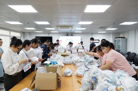 Đêm khuya, nhân viên y tế tại TP.HCM tất bật chuyển túi thuốc gửi các tỉnh miền Bắc - Ảnh 3.