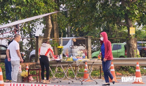 Nước sông rút nhanh, lực lượng rà soát trục vớt, làm cầu phao ở cầu Phong Châu - Ảnh 2. Nước sông rút nhanh, bắt đầu rà soát trục vớt, làm cầu phao ở cầu Phong Châu - Ảnh 2.