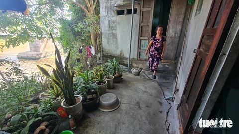 Thấp thỏm sống trên miệng hà bá - Ảnh 1. Dân lo nhà sạt lở xuống sông, lãnh đạo nói sẽ sớm giải quyết - Ảnh 1.
