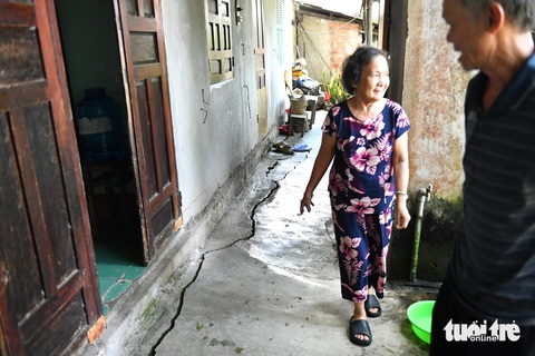Thấp thỏm sống trên miệng hà bá - Ảnh 6. Dân lo nhà sạt lở xuống sông, lãnh đạo nói sẽ sớm giải quyết - Ảnh 4.