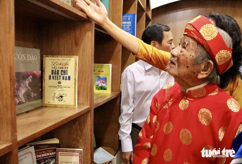 Ngắm nhiều cuốn sách xưa về Nam Bộ tại không gian trải nghiệm thư viện số Nguyễn An Ninh - Ảnh 1. Ngắm sách xưa về Nam Bộ tại không gian trải nghiệm thư viện số Nguyễn An Ninh - Ảnh 1.