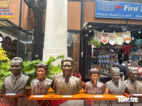 Ngắm nhiều cuốn sách xưa về Nam Bộ tại không gian trải nghiệm thư viện số Nguyễn An Ninh - Ảnh 9. Ngắm sách xưa về Nam Bộ tại không gian trải nghiệm thư viện số Nguyễn An Ninh - Ảnh 9.