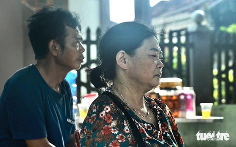 Vụ sập cầu Phong Châu: Dầm mưa, dãi nắng tìm người thân - Ảnh 1. Vụ sập cầu Phong Châu: Dầm mưa, dãi nắng tìm người thân - Ảnh 1.