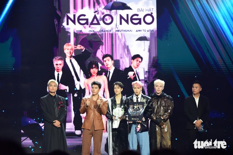 HIEUTHUHAI là quán quân; Tất cả anh trai say hi dùng tiền thưởng gửi tặng đồng bào miền bắc - Ảnh 2. HIEUTHUHAI quán quân, Anh trai say hi dùng tiền thưởng gửi tặng đồng bào chịu mưa lũ sau bão - Ảnh 2.