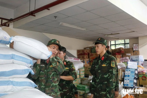 Dưới cơn mưa nặng hạt, 80 tấn hàng TP.HCM tiếp tục chuyển đến đồng bào miền Bắc - Ảnh 2.