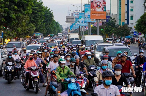 Nghẽn đường Cộng Hòa: Xe chờ lên cầu vượt Hoàng Hoa Thám như ‘chờ lên phà’ - Ảnh 2.