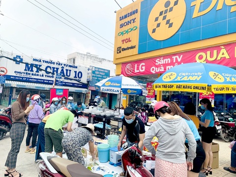 Điện máy 'bẻ lái', bán đủ thứ - Ảnh 1. Điện máy 'bẻ lái', bán đủ thứ - Ảnh 1.