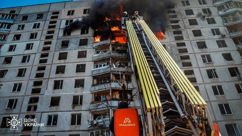 Kharkov bị tấn công, ông Zelensky lại kêu gọi phương Tây cho phép tấn công tầm xa - Ảnh 1. Kharkov bị tấn công, ông Zelensky kêu gọi phương Tây cho phép tấn công tầm xa - Ảnh 1.