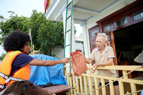 Tin tức giải trí 16-9: Tự Long, Xuân Bắc lội nước, trao quà trung thu cho trẻ em vùng bão lũ - Ảnh 7. Tin tức giải trí 16-9: Tự Long trao quà ở vùng bão; Mỹ Tâm thăm Trung tâm Dưỡng lão Thị Nghè - Ảnh 7.