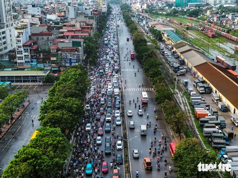 Sáng đầu tuần, đường phố Hà Nội lại ngập, ùn tắc nghiêm trọng sau mưa lớn - Ảnh 2. Sáng đầu tuần, đường phố Hà Nội lại ngập sau mưa lớn, có đoạn ngập dài 2km - Ảnh 2.