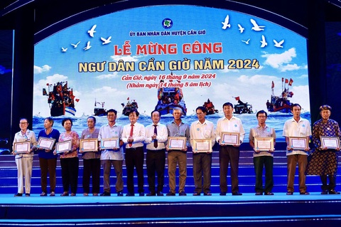 Lễ Mừng công ngư dân Cần Giờ 2024 kêu gọi ủng hộ đồng bào miền Bắc - Ảnh 3. Lễ Mừng công ngư dân Cần Giờ 2024 kêu gọi ủng hộ đồng bào miền Bắc - Ảnh 3.