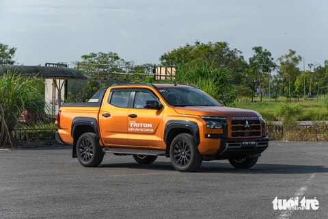 Chạy Mitsubishi Triton 2024 cùng tay đua vô địch Dakar Rally: Động cơ bốc hơn, off-road cực êm - Ảnh 1.