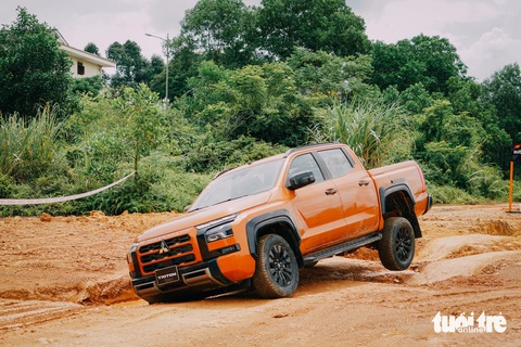 Chạy Mitsubishi Triton 2024 cùng tay đua vô địch Dakar Rally: Động cơ bốc hơn, off-road cực êm - Ảnh 24.
