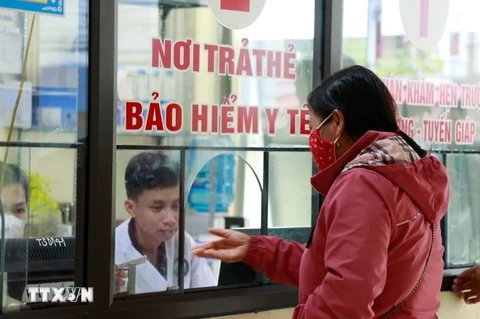 Tự khám bệnh ngoại trú không đúng tuyến, sẽ được chi trả 50% mức hưởng BHYT - Ảnh 1. Tự khám bệnh ngoại trú không đúng tuyến, sẽ được chi trả 50% bảo hiểm y tế - Ảnh 1.