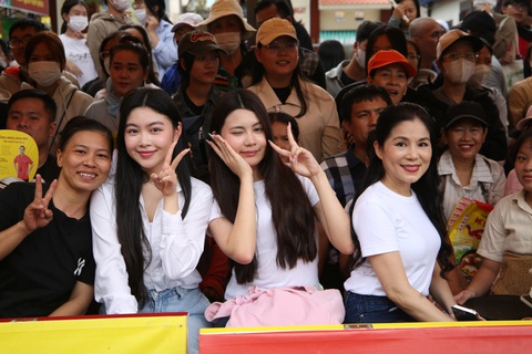 Vợ và con gái Quyền Linh ủng hộ chồng quay show - Ảnh 1.