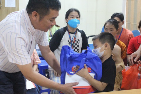 Mang trung thu yêu thương đến bệnh nhi ung thư tại Hà Nội - Ảnh 7. Mang trung thu yêu thương đến bệnh nhi ung thư tại Hà Nội - Ảnh 7.