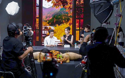 Các 'chiến thần' livestream bạc tỉ cũng chi tiền tỉ cho quảng bá, nhân sự - Ảnh 1. Các 'chiến thần' livestream bạc tỉ cũng chi tiền tỉ cho quảng bá, nhân sự - Ảnh 2.