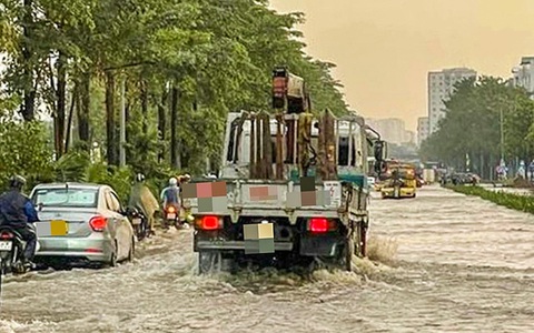 Xe lớn đánh sóng làm ướt sũng người đi đường trong cơn ngập - Ảnh 1. Xe lớn đánh sóng làm ướt sũng người đi đường trong cơn ngập - Ảnh 2.