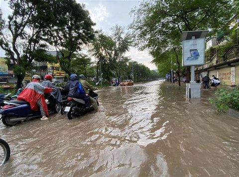 Sáng đầu tuần, đường phố Hà Nội lại ngập, ùn tắc nghiêm trọng sau mưa lớn - Ảnh 11. Sáng đầu tuần, đường phố Hà Nội lại ngập sau mưa lớn, có đoạn ngập dài 2km - Ảnh 20.