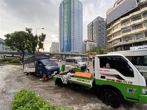 Sáng đầu tuần, đường phố Hà Nội lại ngập, ùn tắc nghiêm trọng sau mưa lớn - Ảnh 10. Sáng đầu tuần, đường phố Hà Nội lại ngập sau mưa lớn, có đoạn ngập dài 2km - Ảnh 19.