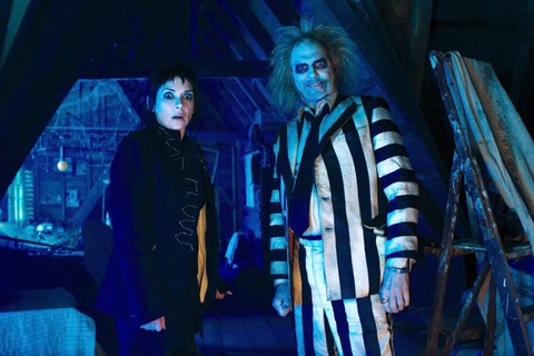 Phim hài kinh dị Beetlejuice Beetlejuice gây sốt phòng vé Bắc Mỹ - Ảnh 2. Phim hài kinh dị Beetlejuice Beetlejuice gây sốt phòng vé Bắc Mỹ - Ảnh 2.