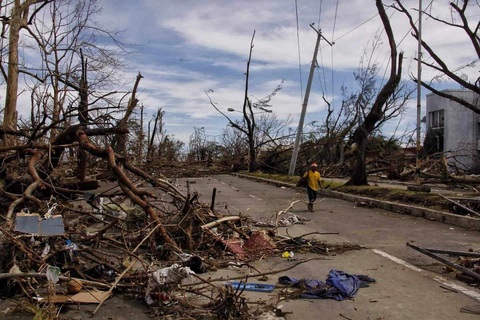 Siêu bão và những công cuộc tái thiết gian nan - Kỳ 1: Haiyan, cơn đại cuồng phong khủng khiếp - Ảnh 8. Siêu bão và những công cuộc tái thiết gian nan - Kỳ 1: Haiyan, cơn đại cuồng phong khủng khiếp - Ảnh 5.