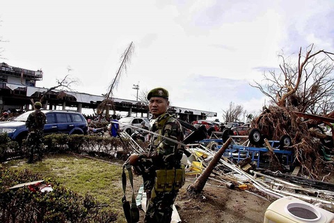 Siêu bão và những công cuộc tái thiết gian nan - Kỳ 1: Haiyan, cơn đại cuồng phong khủng khiếp - Ảnh 2. Siêu bão và những công cuộc tái thiết gian nan - Kỳ 1: Haiyan, cơn đại cuồng phong khủng khiếp - Ảnh 2.