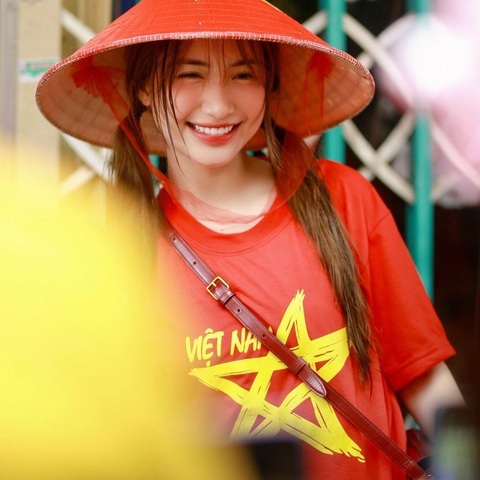 Tin tức giải trí 17-9: Đại Nghĩa đến Làng Nủ trao quà; Cụ bà 80 tuổi thi Miss Universe Hàn gây sốt - Ảnh 4. Tin tức giải trí 17-9: Đại Nghĩa đến Làng Nủ trao quà; Cụ bà 80 tuổi thi Miss Universe Hàn gây sốt - Ảnh 4.