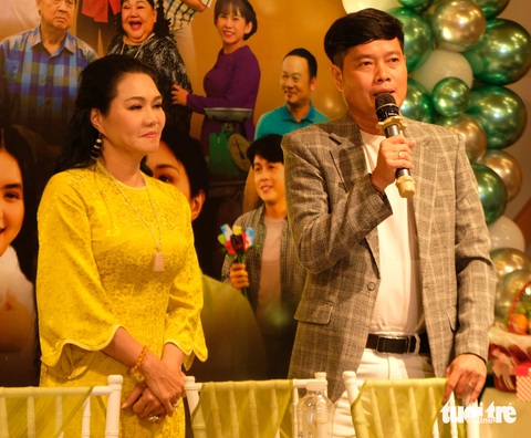 Ngọc Huyền và team chương trình Ngôi sao miệt vườn quyên góp 1,4 tỉ đồng cho đồng bào vùng lũ lụt - Ảnh 1. Ngọc Huyền và team Ngôi sao miệt vườn quyên góp 1,4 tỉ đồng hỗ trợ đồng bào sau bão lũ - Ảnh 1.