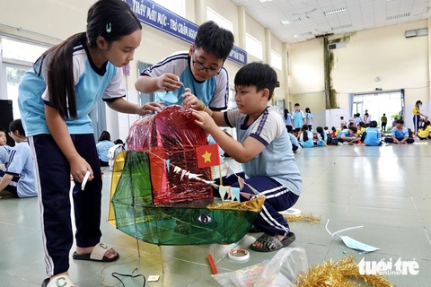 Học sinh Cần Giờ làm lồng đèn con cá, tàu đánh cá mừng Lễ hội Nghinh Ông - Ảnh 1. Học sinh Cần Giờ làm lồng đèn con cá, tàu đánh cá mừng Lễ hội Nghinh Ông - Ảnh 1.