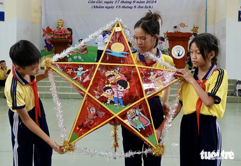 Học sinh Cần Giờ làm lồng đèn con cá, tàu đánh cá mừng lễ Nghinh Ông - Ảnh 1. Học sinh Cần Giờ làm lồng đèn con cá, tàu đánh cá mừng Lễ hội Nghinh Ông - Ảnh 2.