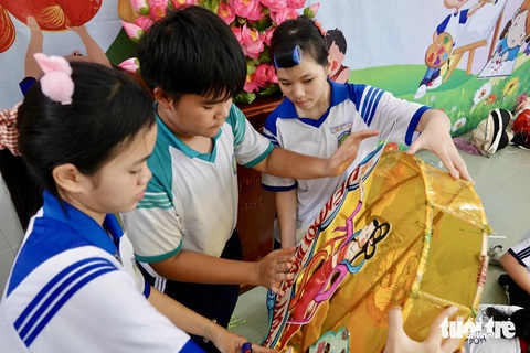 Học sinh Cần Giờ làm lồng đèn con cá, tàu đánh cá mừng Lễ hội Nghinh Ông - Ảnh 4. Học sinh Cần Giờ làm lồng đèn con cá, tàu đánh cá mừng Lễ hội Nghinh Ông - Ảnh 4.