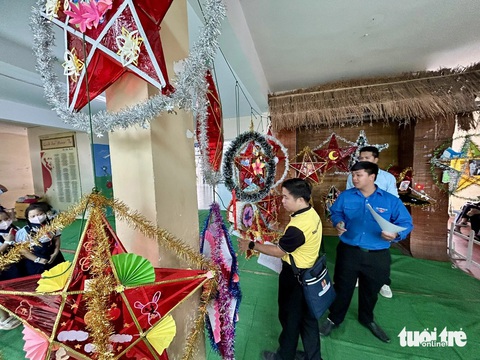 Học sinh Cần Giờ làm lồng đèn con cá, tàu đánh cá mừng lễ Nghinh Ông - Ảnh 3. Học sinh Cần Giờ làm lồng đèn con cá, tàu đánh cá mừng Lễ hội Nghinh Ông - Ảnh 5.